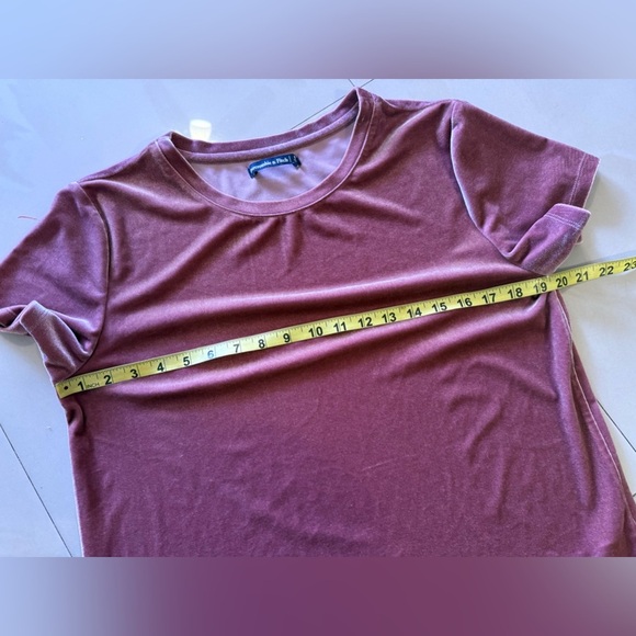 Abercrombie and Fitch Velvet short sleeve top wine color size M comfy top - Picture 12 of 16